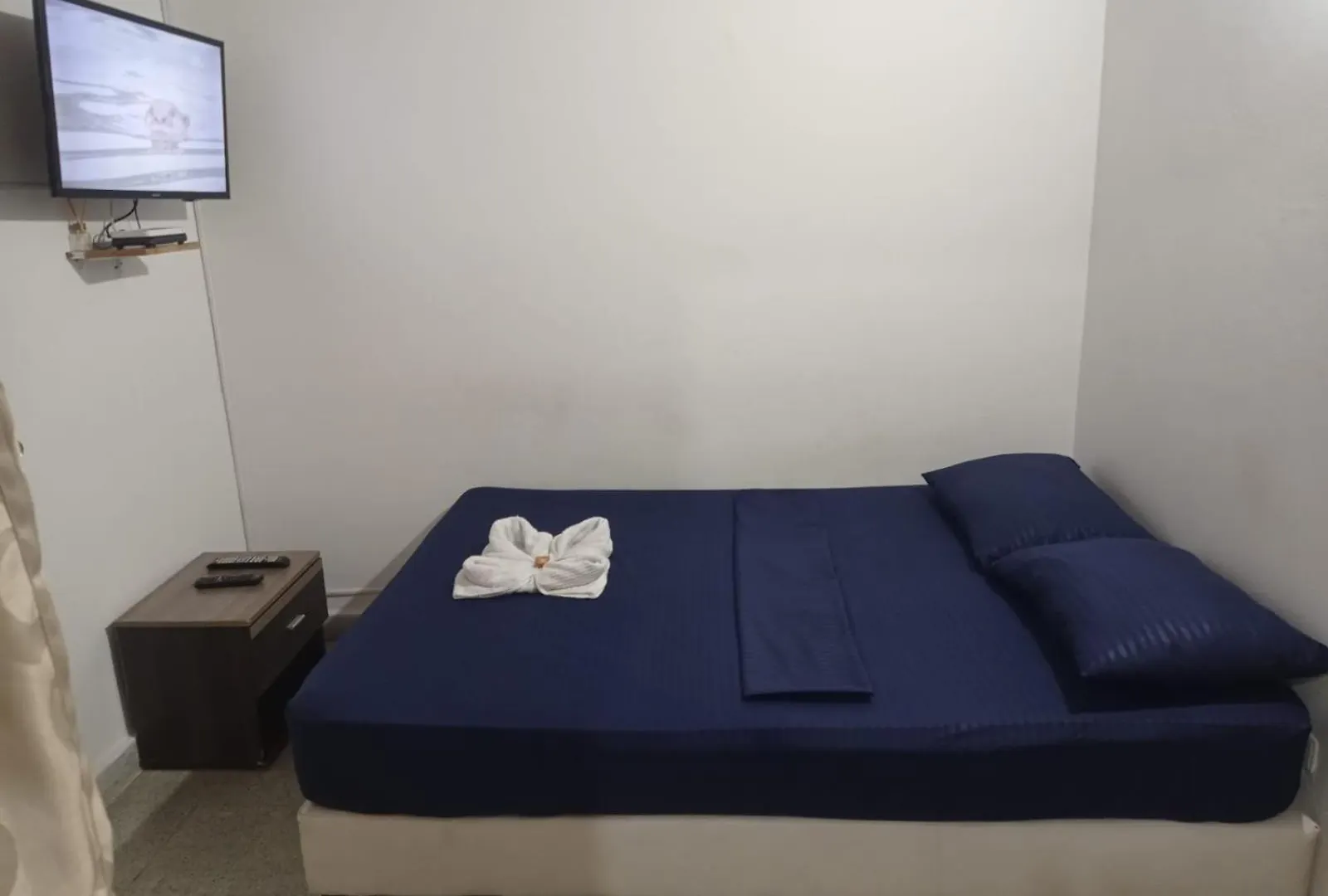 Yellow House Hostel 메딜린