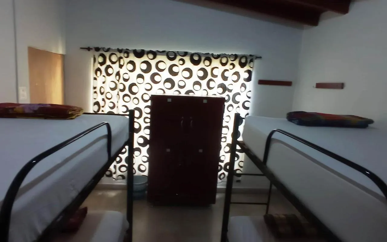 Yellow House Hostel ميديلين