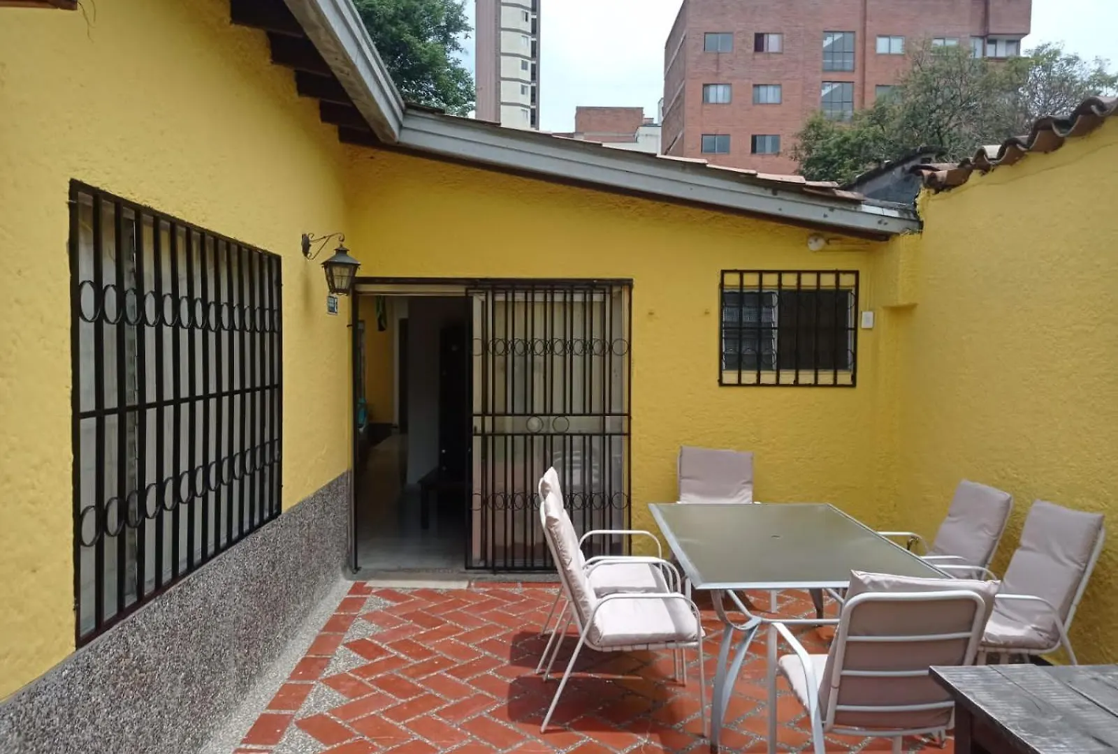 Yellow House Hostel ميديلين