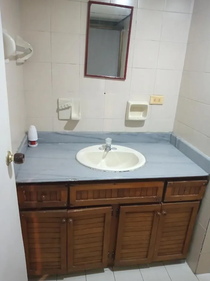 Yellow House Hostel Медельин
