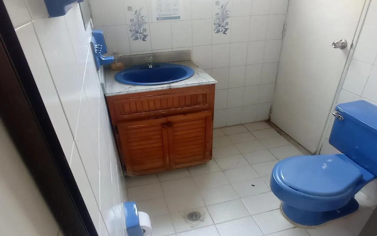 Yellow House Hostel Медельин