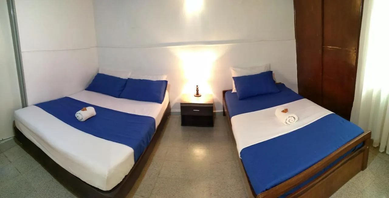 Yellow House Hostel Медельин